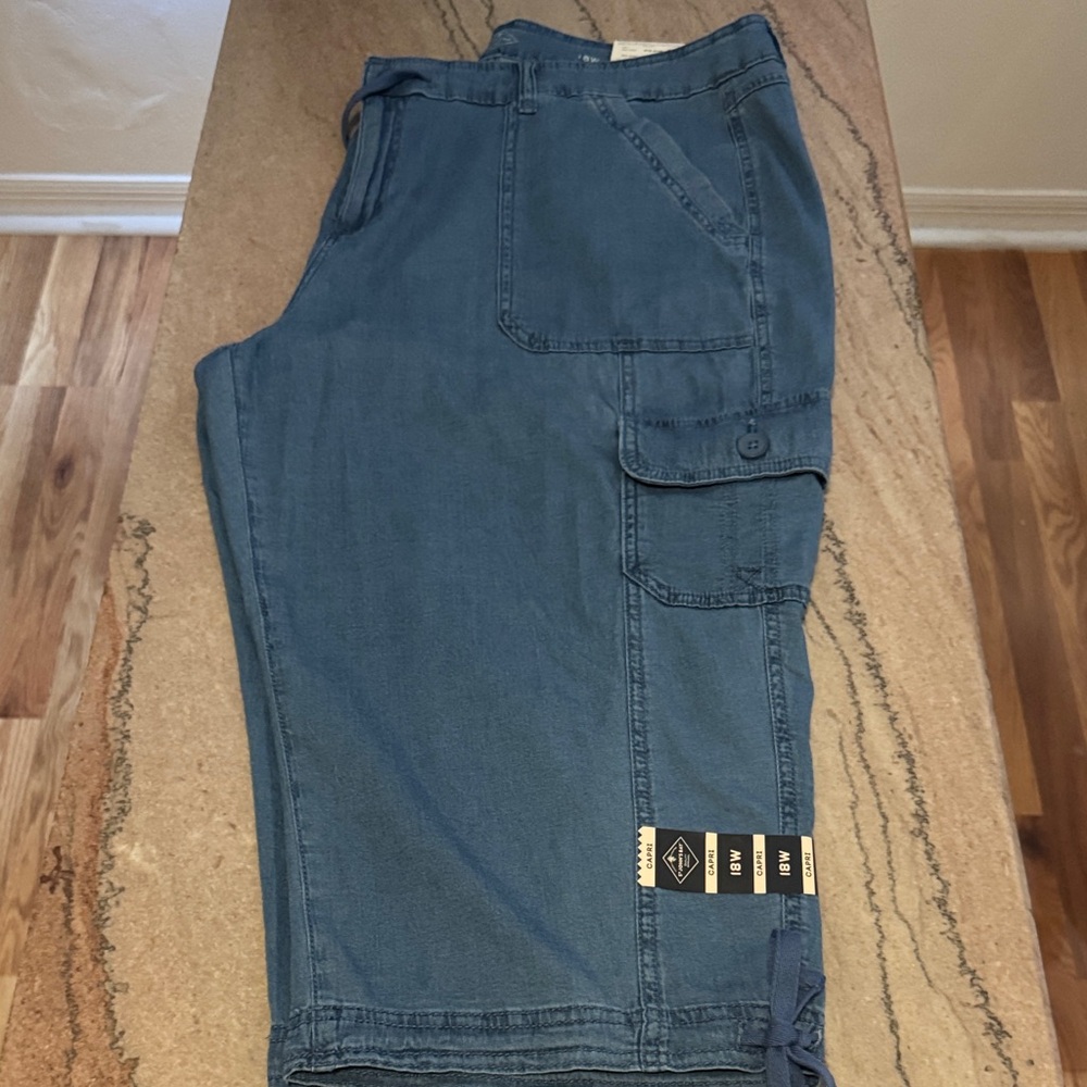 St. John's Bay Blue Capri Pants